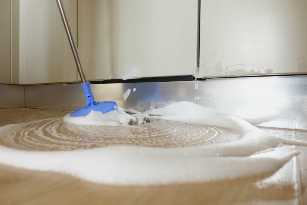 Grund & Intensivreinigung spilled water from a dish washer on kitchen floor